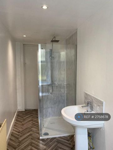 1 bedroom in a flat share to rent - Photo 4