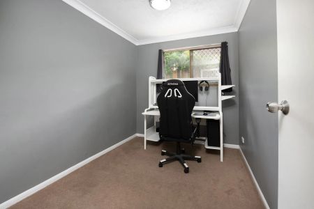 Charming & Updated 3-Bedroom Unit in a Quiet Pocket - Photo 2