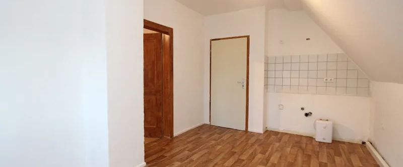 Schön aufgeteilte 2-Zimmer-Dachgeschosswohnung mit Wohnküche in Lohfelden - Photo 1