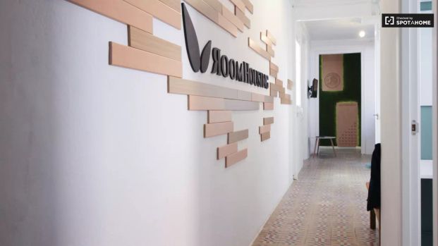 Room in a shared 5-bedroom apartment for rent in Vila de Gràcia, smoking allowed. - Photo 1