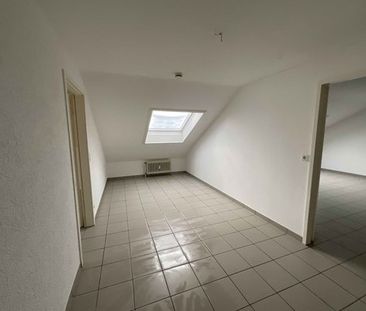 Dachgeschoss-Wohnung in Stadtnähe - Photo 3