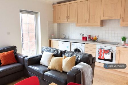 4 bedroom flat to rent - Photo 2