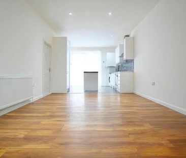 3 Bed Flat, Hayes Crescent, NW11 - Photo 2