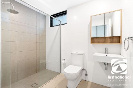 Modern 3 bedroom Apartment With Massive Wrap Around Courtyard - Photo 5