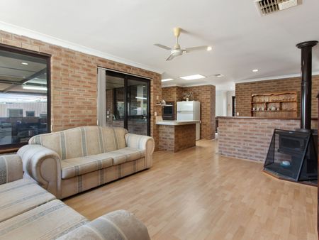 Spacious 3 Bedroom Home in Rockingham - Photo 2
