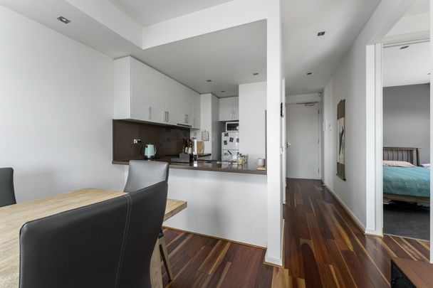 TOP FLOOR APARTMENT WITH IMPRESSIVE VIEWS - Photo 1