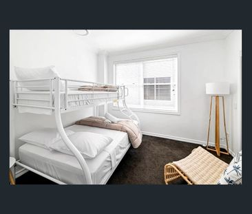 Luxurious Three-Level Villa in Main Beach - Fully Furnished - Photo 3