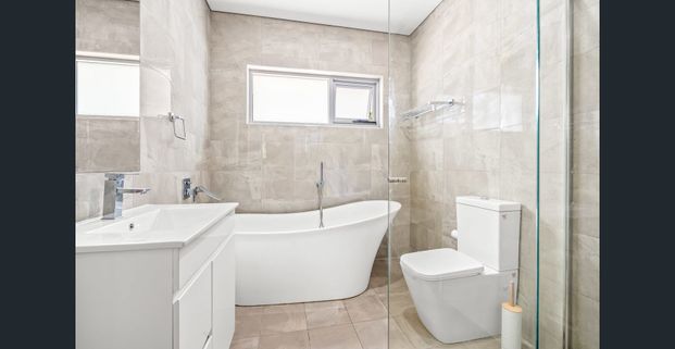 Quality townhouse capturing water and city views - Photo 1