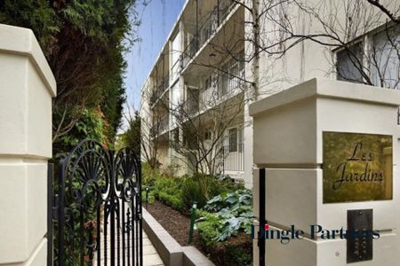 Light-Filled Apartment in Prime South Yarra Location - Photo 2