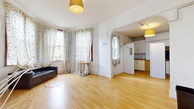 12 bedroom end of terrace house to rent - Photo 1