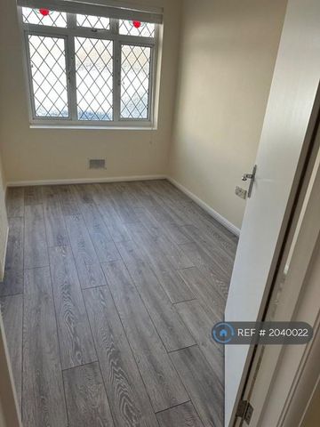 5 bedroom semi-detached house to rent - Photo 5