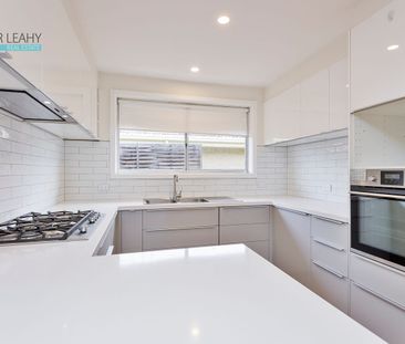 Spacious & Comfortable Family Home in Prime Location - Lawn Mowing ... - Photo 2