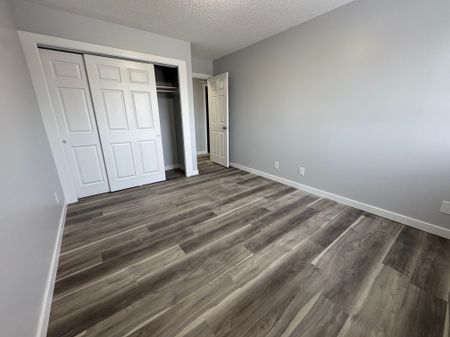 Modern and Spacious 3-Bedroom Apartment - SMALL PET FRIENDLY! - Photo 2