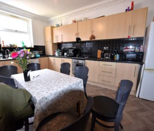 7 bedroom House in Richmond Avenue, Leeds - Photo 5