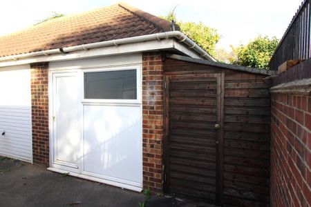 2 bedroom ground floor flat to rent - Photo 3