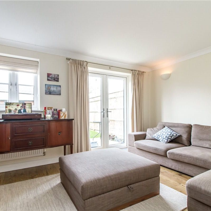 An exceptionally well presented three bedroom end of terrace townhouse with views over the cricket green situated just a short walk to Witney town centre. - Photo 1