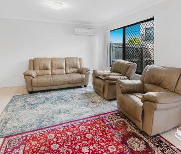 CONVENIENT SPACIOUS 3+1 BEDROOM TOWNHOUSE CLOSE TO PUBLIC TRANSPORT - Photo 2