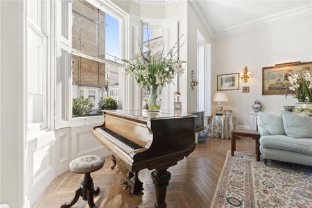 A magnificent ground and lower ground maisonette situated in a stucco-fronted period building on the corner of Elvaston Place and Gore Street in the heart of South Kensington. Minimum Tenancy Length: 12 months EPC rating C | CounciL Tax Band G - Photo 2