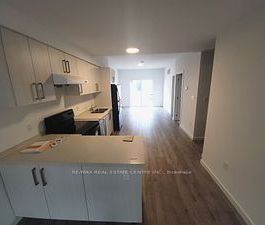 Townhouse For Lease | X8121844 - Photo 6