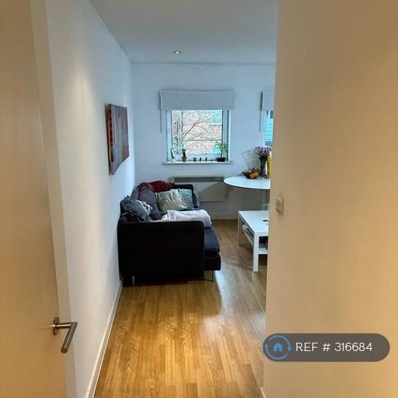 1 bedroom in a flat share to rent - Photo 1
