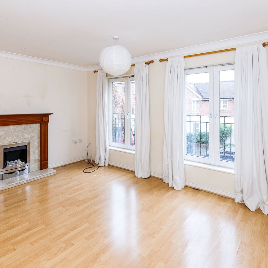 4 bedroom house to rent Lion Court, Worcester, WR1 - Photo 1