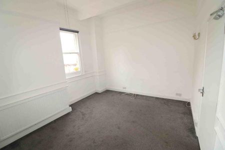 3 bedroom flat to rent - Photo 2