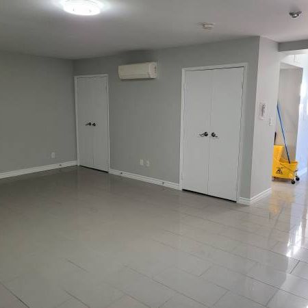 large one bedroom apartment with patio - Photo 4