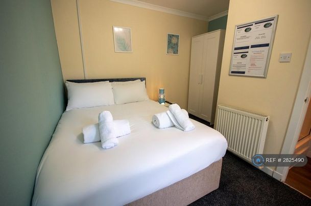 1 bedroom in a house share to rent - Photo 1