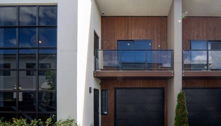 Beautifully Presented Executive Townhouse - Photo 4