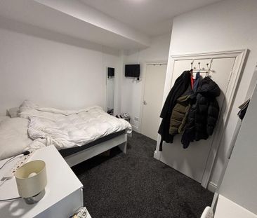 3 bedroom flat to rent - Photo 5