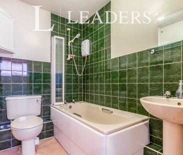 2 bedroom end of terrace to rent Delaporte Close - Photo 3