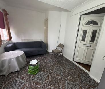 2 Bed Flat, Wolves Lane, N13 - Photo 1