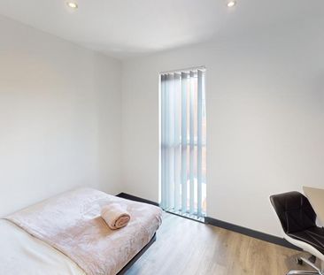1 bedroom in a flat share to rent - Photo 2