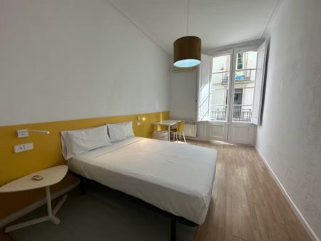 Carrer de Ferran, Barcelona, Catalonia 08002 - Photo 4