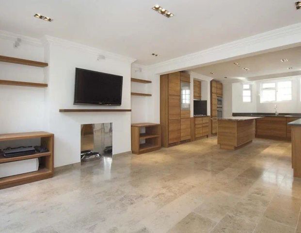 4 bedroom house in St. John's Wood - Photo 1