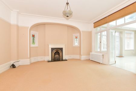 5 bedroom semi-detached house to rent - Photo 4