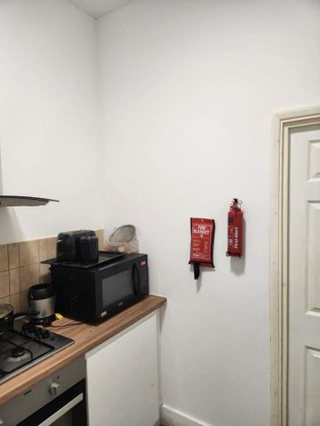 1 bedroom in a house share to rent - Photo 3