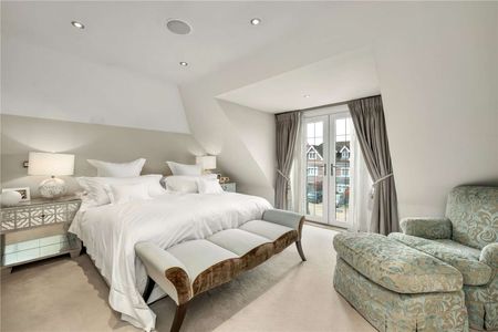 Idyllic family home situated within a private gated development in the heart of Esher with stunning views of Sandown Park. - Photo 2