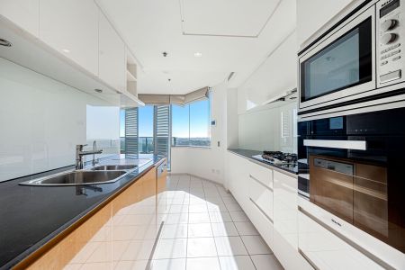 Spacious 3-Bedroom Apartment in the Heart of Chatswood - Photo 4