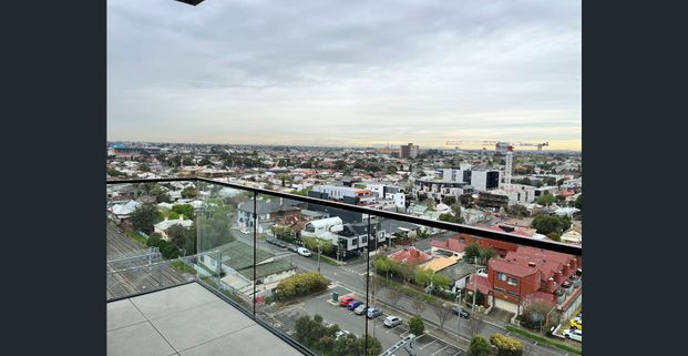 HUGE one bedroom apartment - Photo 1