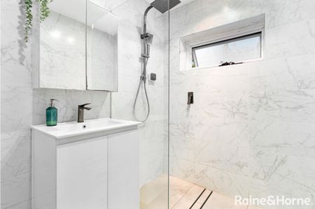 Modern 2 Bedroom Unit Moments from the Beach - Photo 4