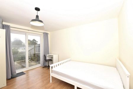 4 bedroom terraced house to rent - Photo 5