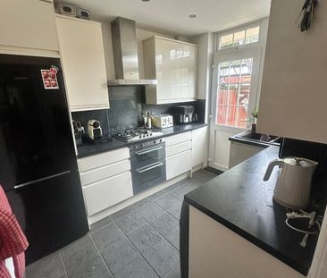 Room in a Shared Flat, Godley Road, SW18 - Photo 5