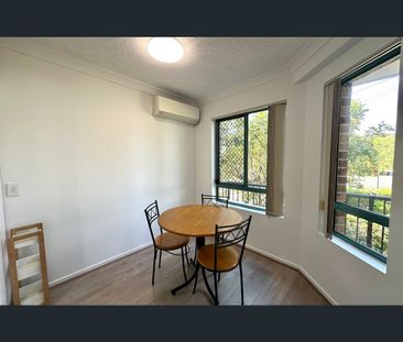 4/9 Tweed Street, Southport, Qld 4215 - Photo 2