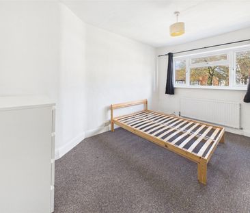 Lisbon Avenue, Twickenham, TW2 - Photo 1