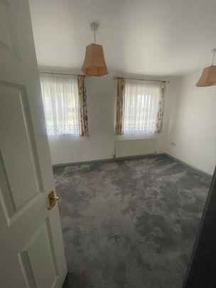 4 Bed Semi-Detached House, Sycamore Close, CR2 - Photo 1