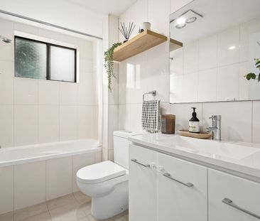 Sunny and Stylish First Floor Apartment - Photo 4