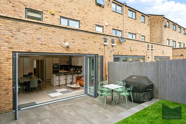 4 bedroom end of terrace house to rent - Photo 1