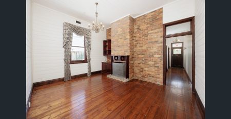 Charm, beauty & location - Photo 2