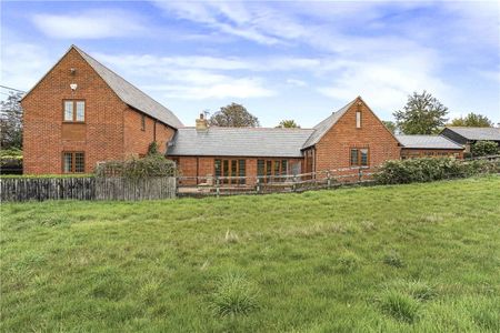 A stunning 5 bedroom family home situated on the outskirts of Wantage overlooking fields. The property offers open plan family living, 5 bedrooms, study, beautiful gardens and spacious terraces, perfect to enjoy country living with the convenience of a popular market town. - Photo 3